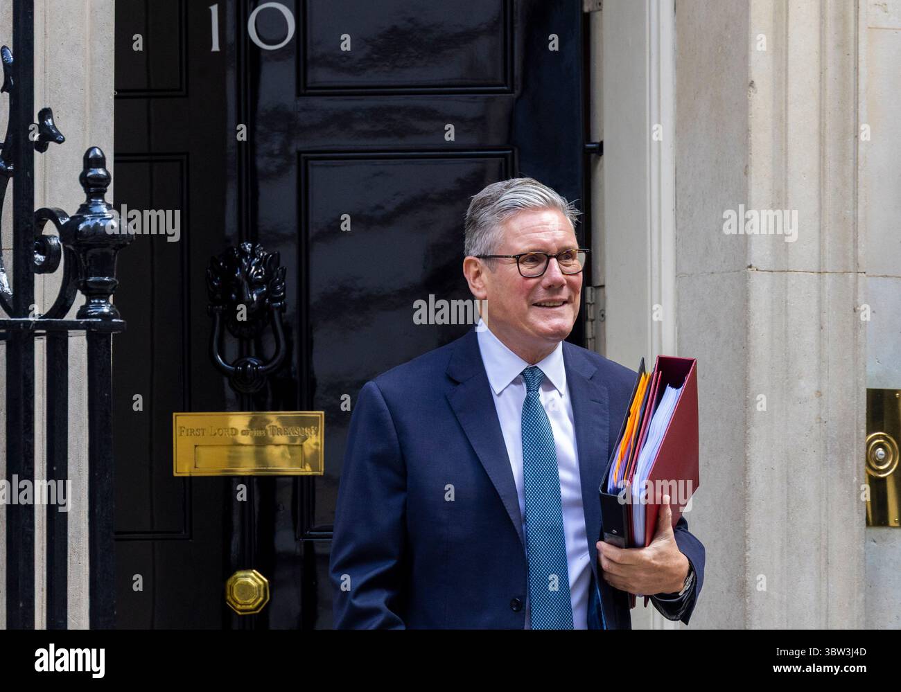 Londra, Regno Unito. 16 luglio 2025. Il primo Ministro, Keir Starmer, lascia Downing Street al numero 10 per andare in Parlamento. Affronterà Kemi Badenoch attraverso la scatola di spedizione per l'ultima volta prima della pausa estiva. Crediti: Mark Thomas/Alamy Live News Foto Stock