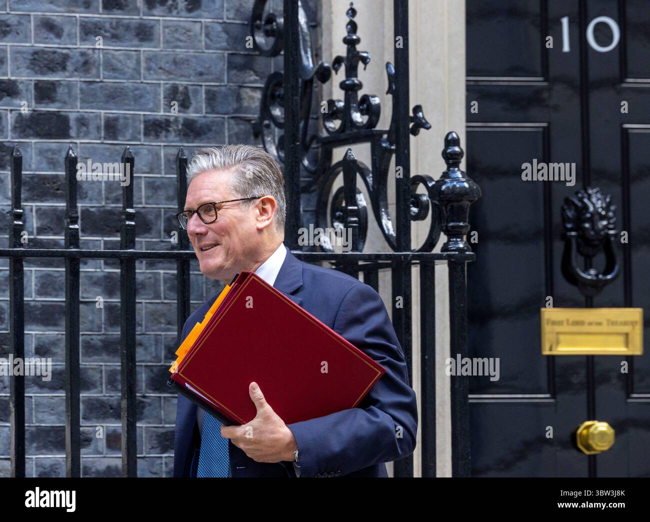 Londra, Regno Unito. 16 luglio 2025. Il primo Ministro, Keir Starmer, lascia Downing Street al numero 10 per andare in Parlamento. Affronterà Kemi Badenoch attraverso la scatola di spedizione per l'ultima volta prima della pausa estiva. Crediti: Mark Thomas/Alamy Live News Foto Stock