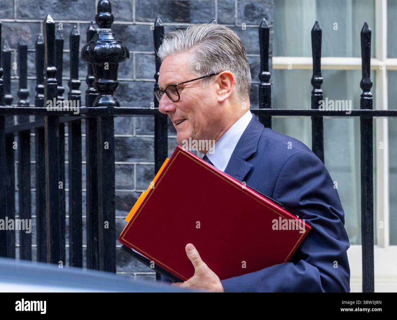 Londra, Regno Unito. 16 luglio 2025. Il primo Ministro, Keir Starmer, lascia Downing Street al numero 10 per andare in Parlamento. Affronterà Kemi Badenoch attraverso la scatola di spedizione per l'ultima volta prima della pausa estiva. Crediti: Mark Thomas/Alamy Live News Foto Stock