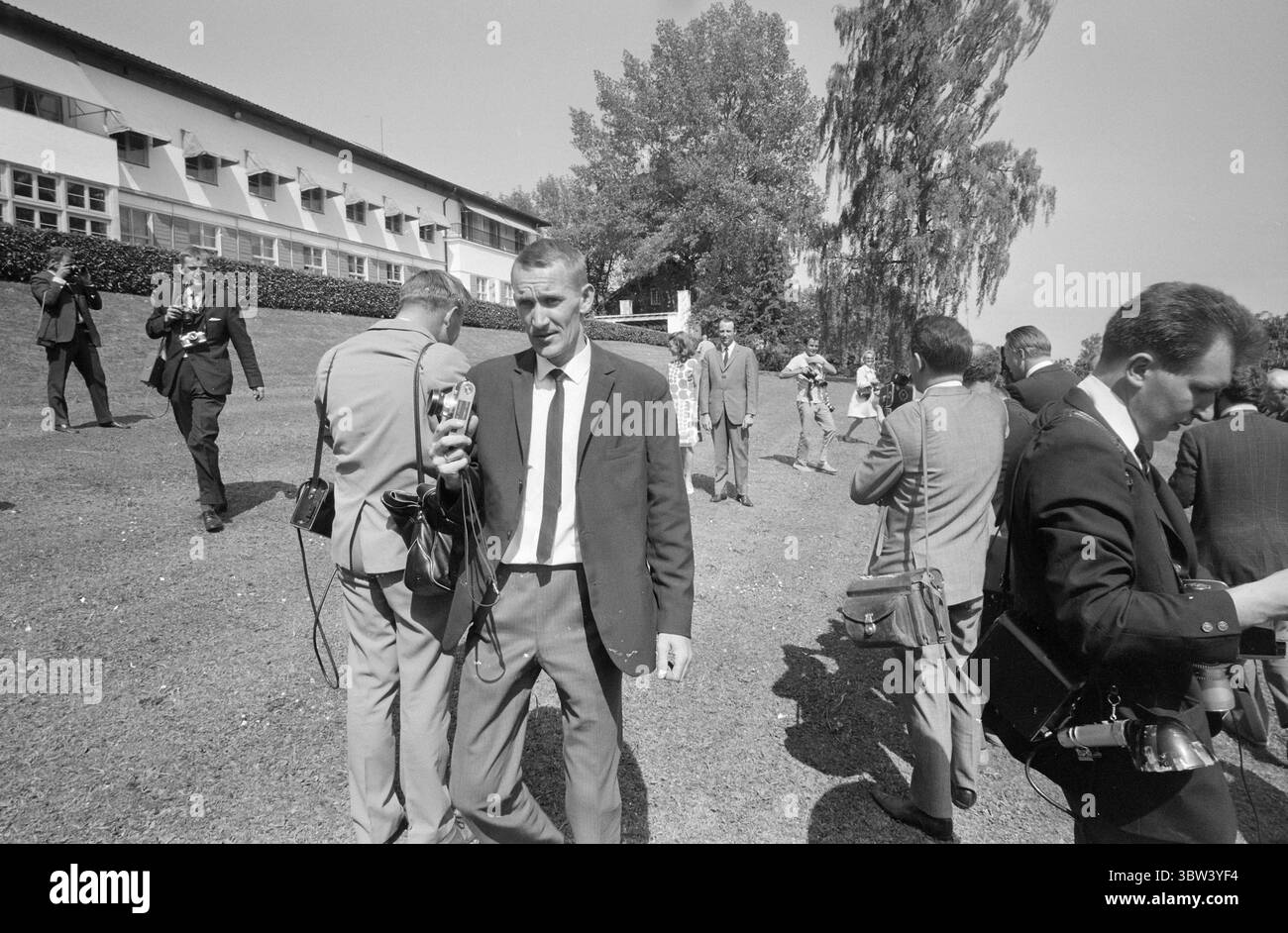 Aktuell 32 - 8 - 1969: Sonja e Harald accolgono la coppia del principe ereditario ha ricevuto il bellissimo maniero di Skaugum ad Asker come regalo di nozze da re Olav. Oggi la coppia può accoglierli nella propria casa. Foto: Aage Storløkken / Sverre A. Børretzen / Ivar Aaserud / Aktuell / NTB ***FOTO NON ELABORATA*** *il testo è tradotto automaticamente* Foto Stock