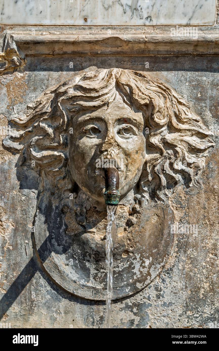 Rilievo presso lo sbocco dell'acqua della chiesa di San Nicola di Bari, frazione di Calascio, Parco Nazionale del Gran Sasso e Monti della Laga, Appennino centrale, regione Abruzzo, Ital Foto Stock