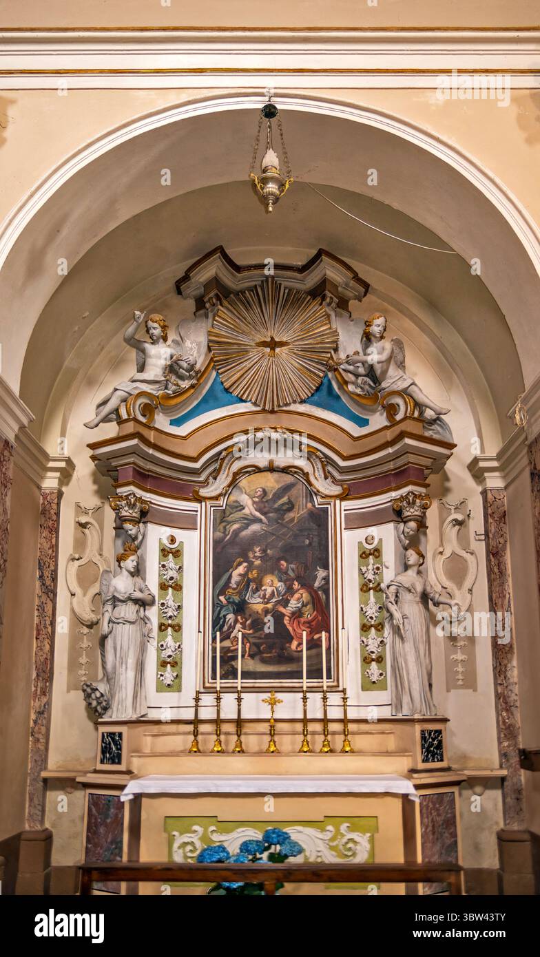 Presepe (nascita di Gesù), Santa Maria, San Giuseppe e un pastore che suona la tromba, altare laterale nella chiesa di San Nicola di Bari, villaggio di Calascio, Parco Nazionale del Gran Sasso e Monti della Laga, Appennino centrale, regione Abruzzo, Italia Foto Stock