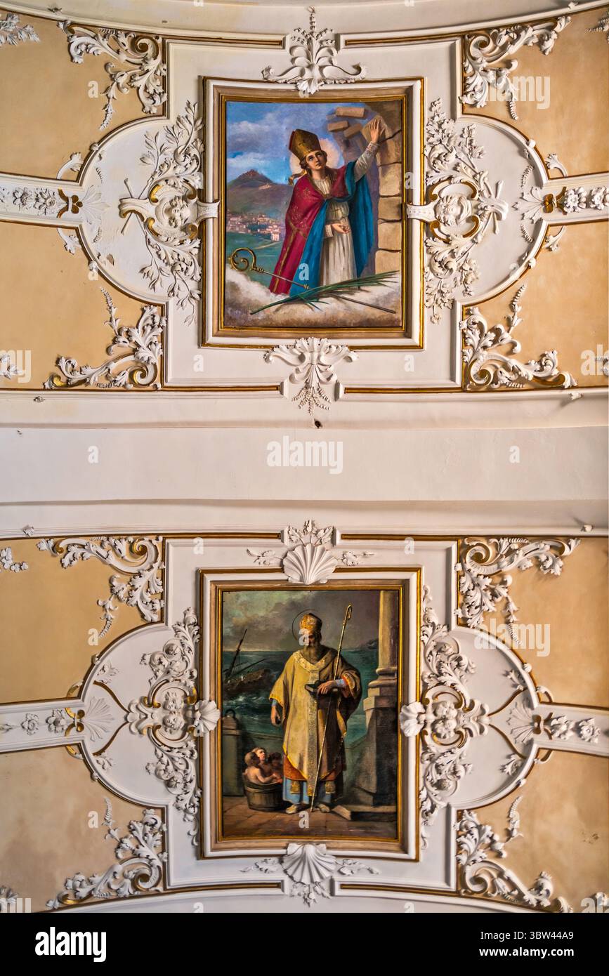 Santi Nicola ed Emicdio (o Emidio) affreschi di Teofilo Patini, XIX secolo, volta a botte nella chiesa di San Nicola di Bari, frazione di Calascio, Parco Nazionale del Gran Sasso e Monti della Laga, Appennino centrale, regione Abruzzo, Italia Foto Stock