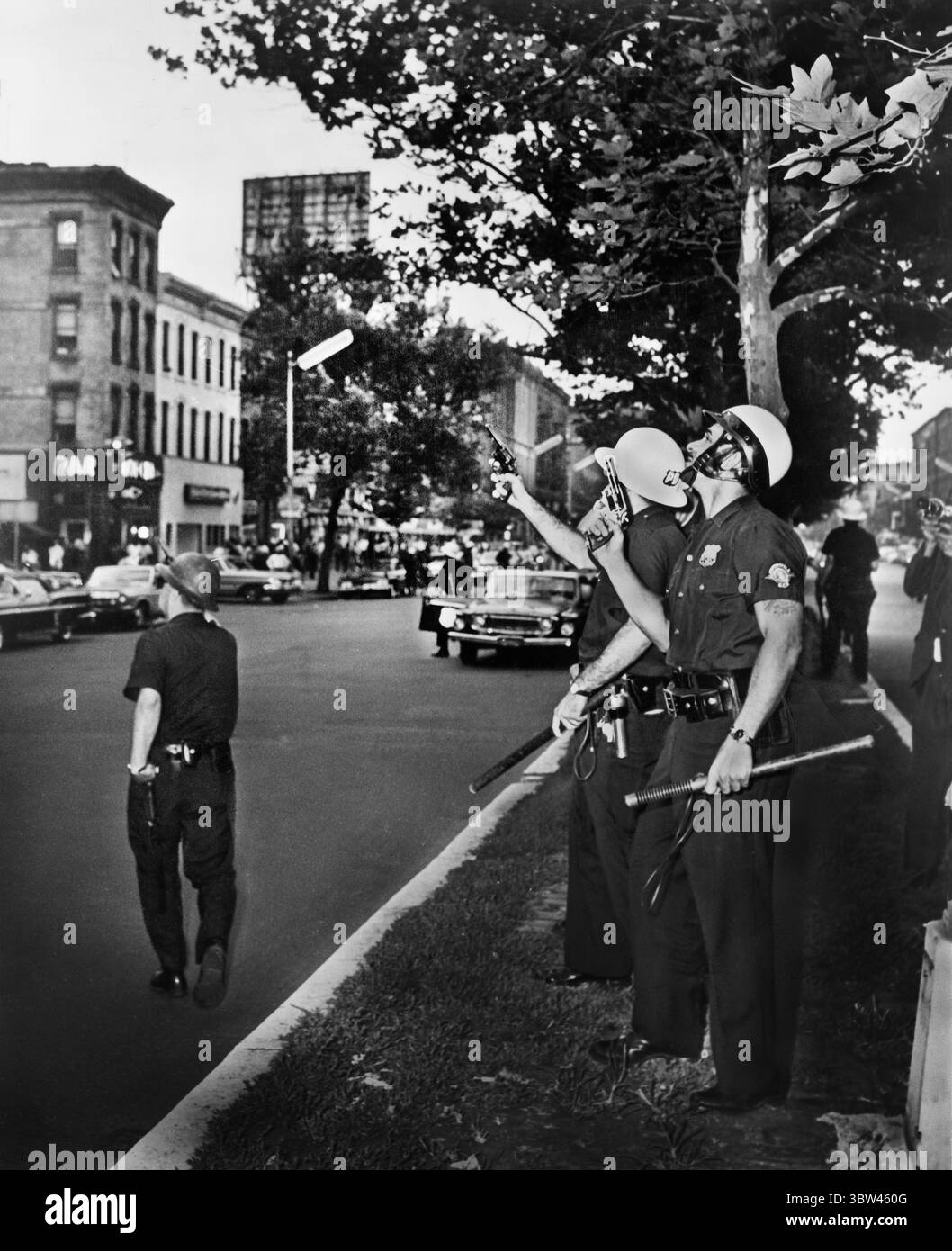 Agenti di polizia in piedi in strada con le pistole disegnate e rivolte verso l'alto dopo le rivolte a causa della sparatoria fatale di Teen James Powell da parte dell'agente di polizia tenente Thomas Gilligan, Harlem, New York, USA, Stanley Wolfson, World Telegram & Sun, luglio 1964 (immagine di credito: © circa Images/JT Vintage via ZUMA Press Wire) Foto Stock