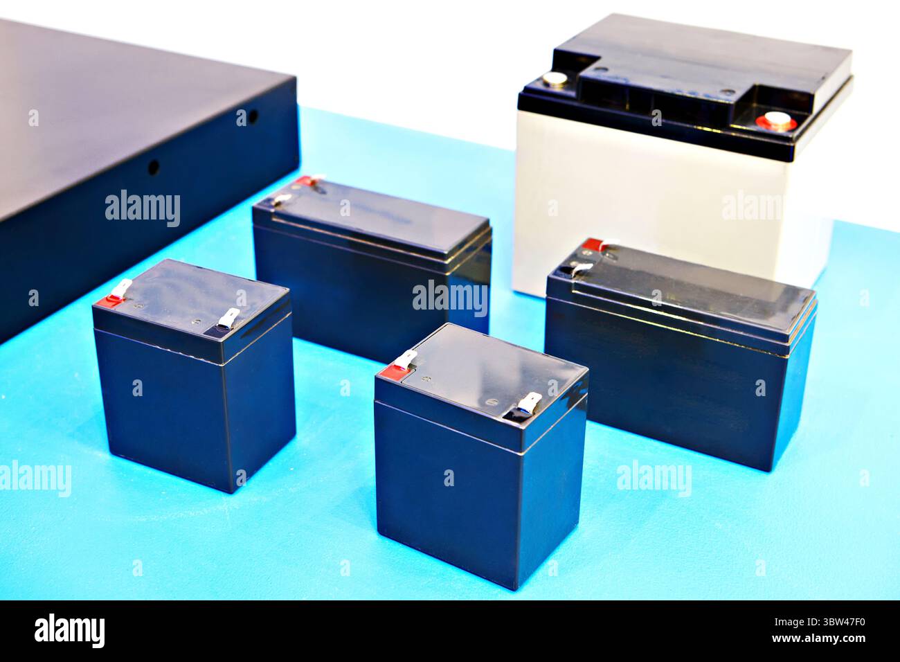 Batterie ricaricabili al piombo esposte in negozio Foto Stock