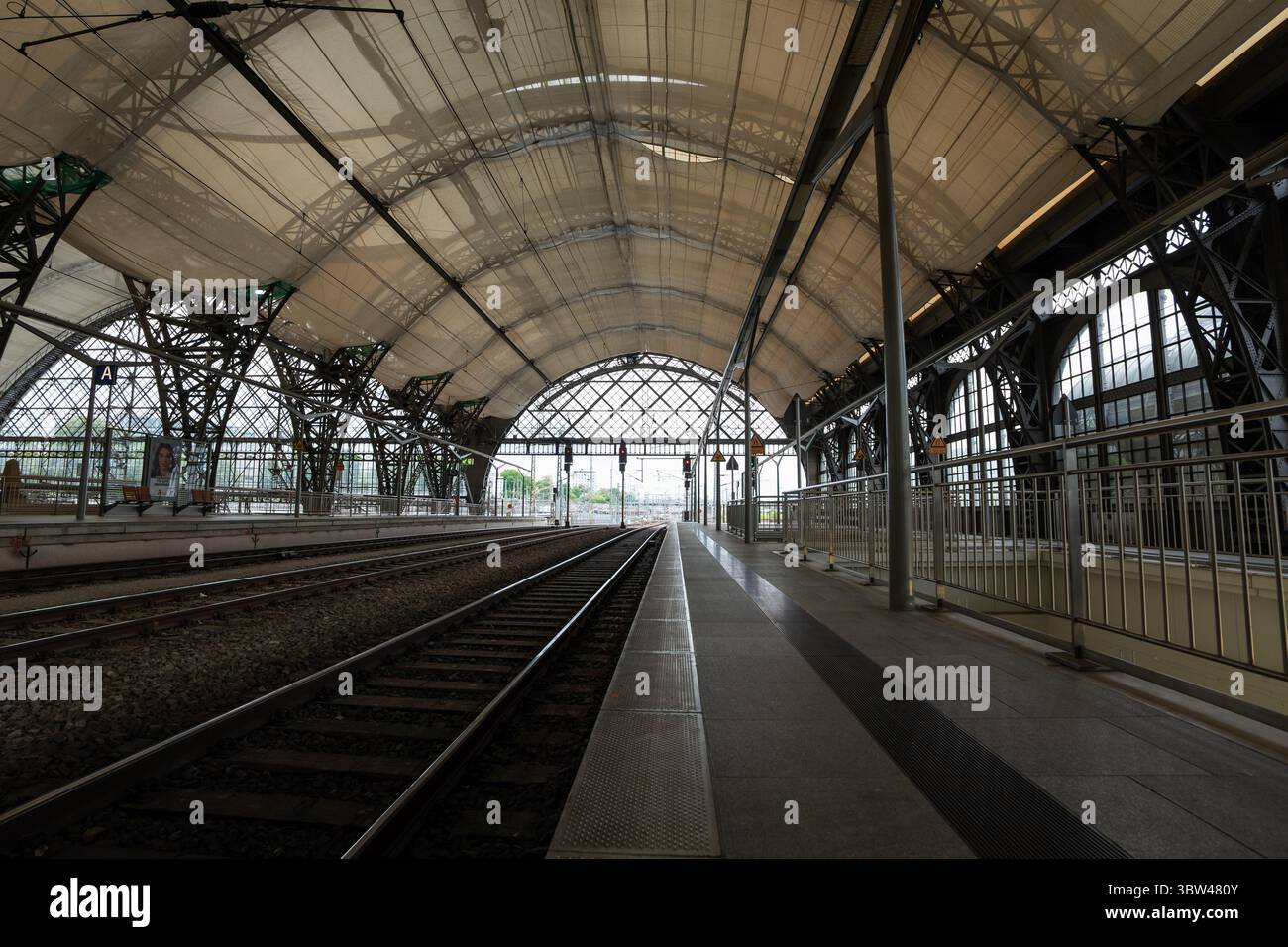 Edificio della stazione centrale di Dresda dalla piattaforma ferroviaria. Il tetto restaurato è coperto da una rete tessile. Materiale dei nuovi segmenti del tetto. Foto Stock