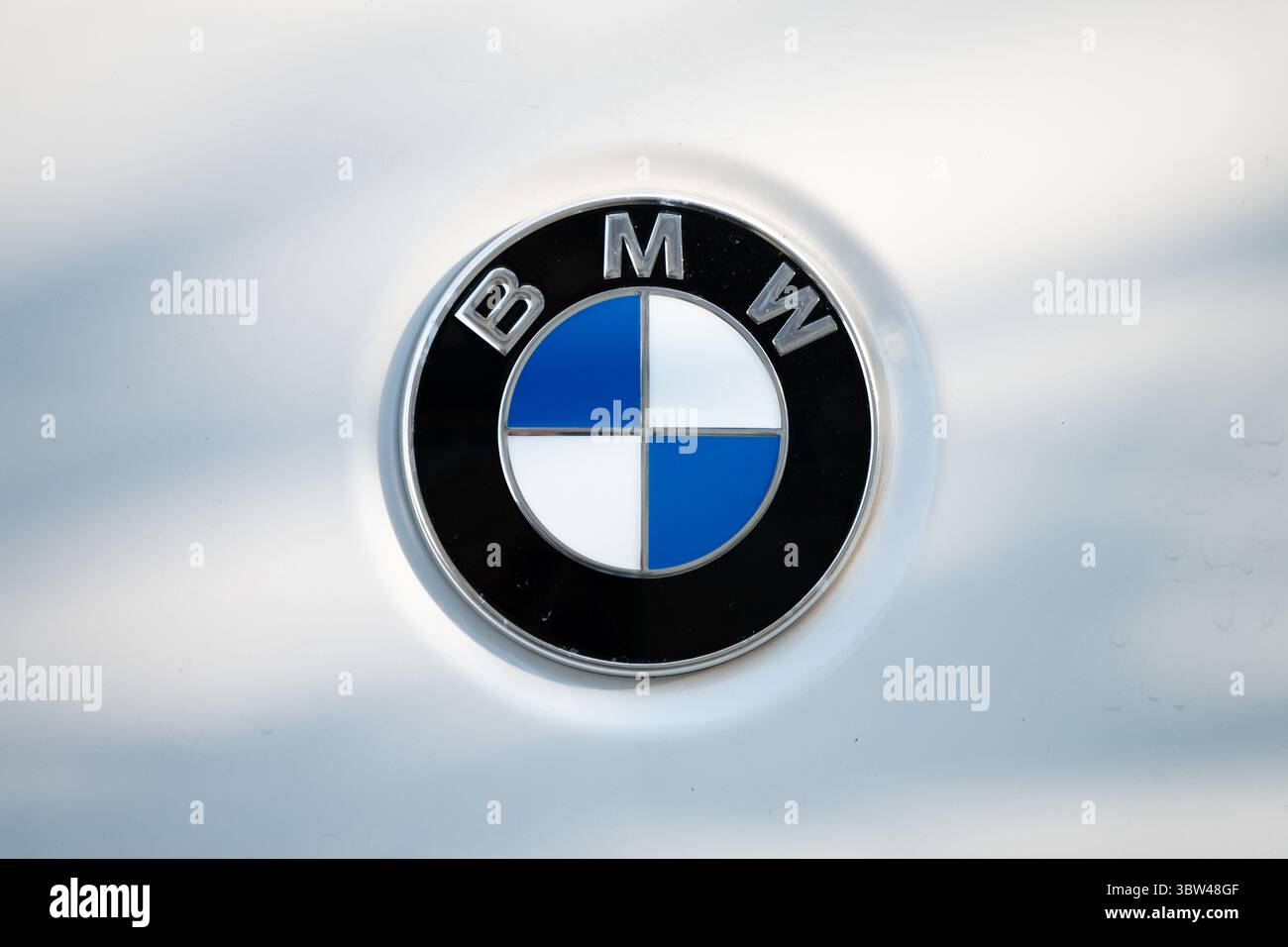Primo piano del logo BMW. Emblema della casa automobilistica tedesca per le auto premium. Icona su un veicolo di lusso di colore bianco. Foto Stock