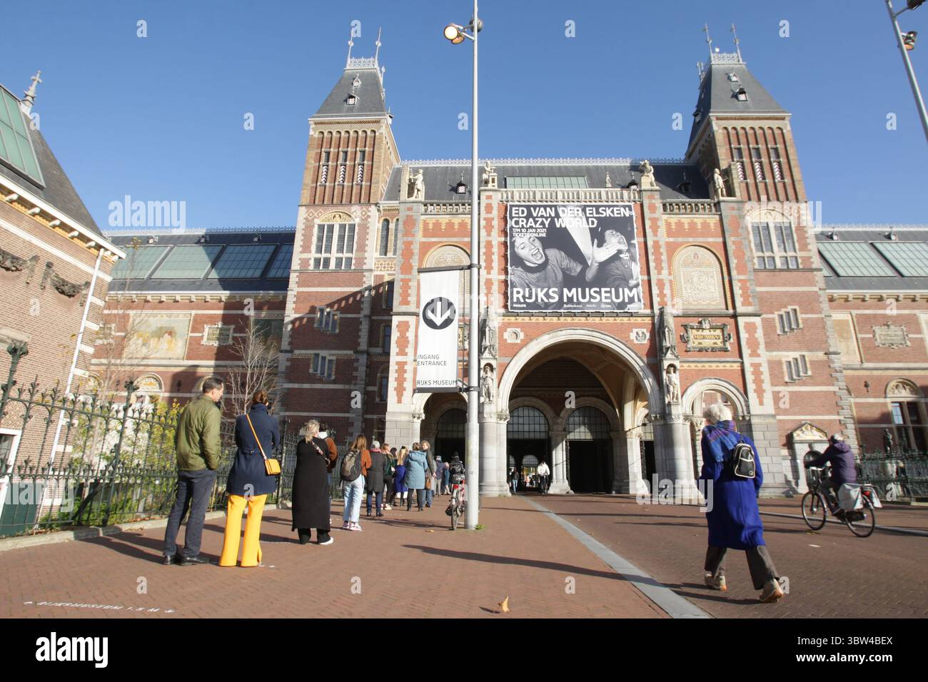 3 novembre 2020, Amsterdam, Paesi Bassi: I visitatori aspettano in fila per entrare nel Rijksmuseum in mezzo alla pandemia di Coronavirus il 3 novembre 2020 ad Amsterdam, Paesi Bassi. La città di Amsterdam ha ora uno dei peggiori tassi di infezione del Covid-19 in Europa. Il primo ministro olandese Mark Rutte annuncia oggi, in prima serata, nuove misure ampiamente attese che tutti i musei e i teatri saranno chiusi, il coprifuoco e il blocco regionale. (Immagine di credito: © Paulo Amorim/VW Pics tramite filo ZUMA) Foto Stock