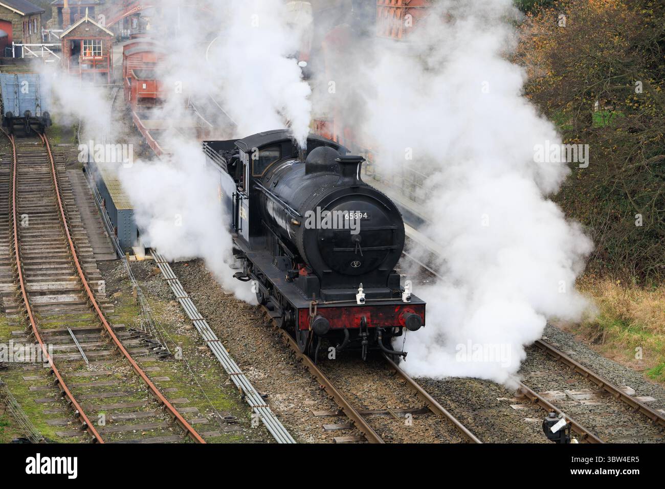 North Yorkshire Moors Railway, NYMR, Moorlander, P3 65894 che si getta alla stazione di Goathland. Foto Stock