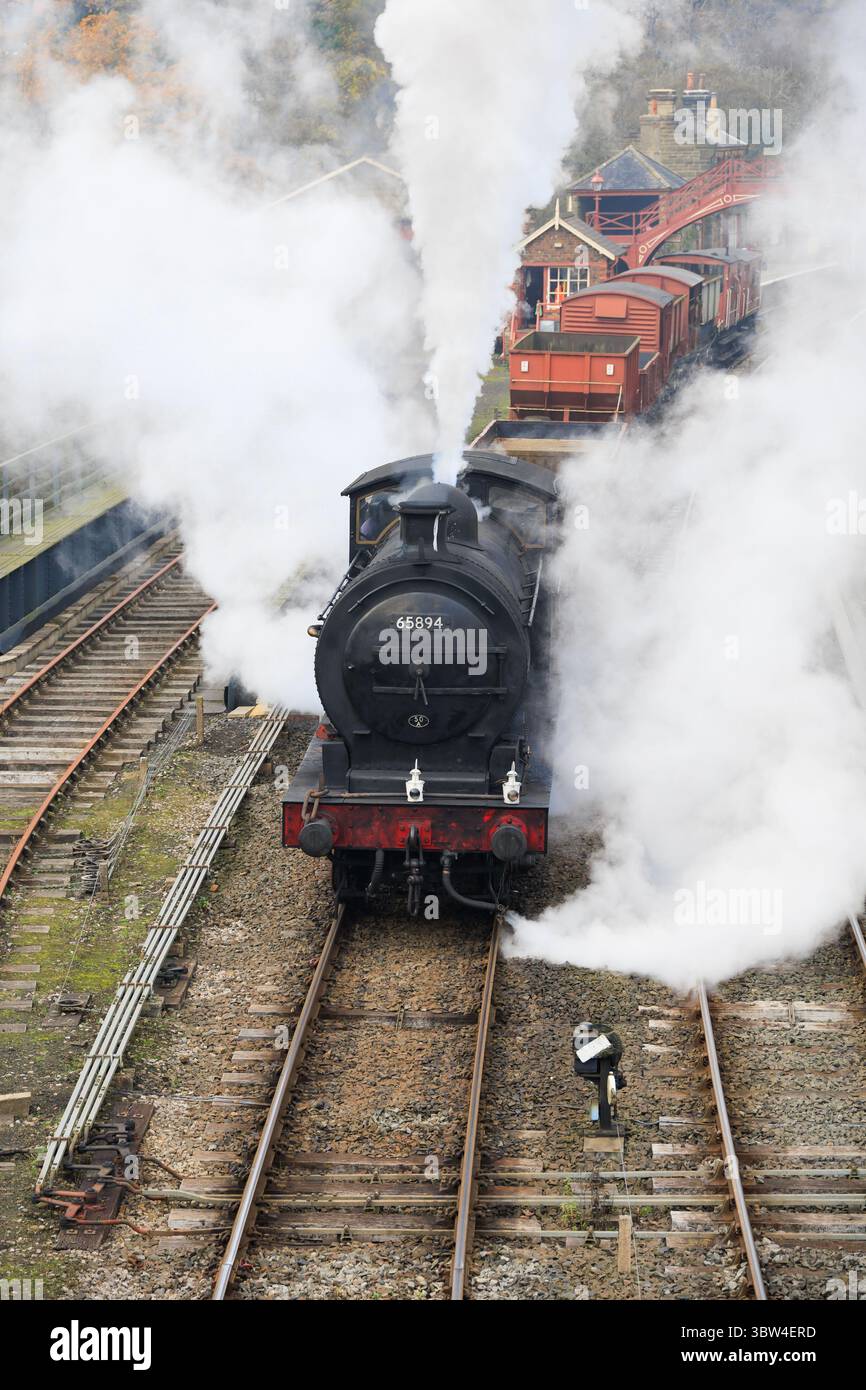 North Yorkshire Moors Railway, NYMR, Moorlander, P3 65894 che si getta alla stazione di Goathland. Foto Stock
