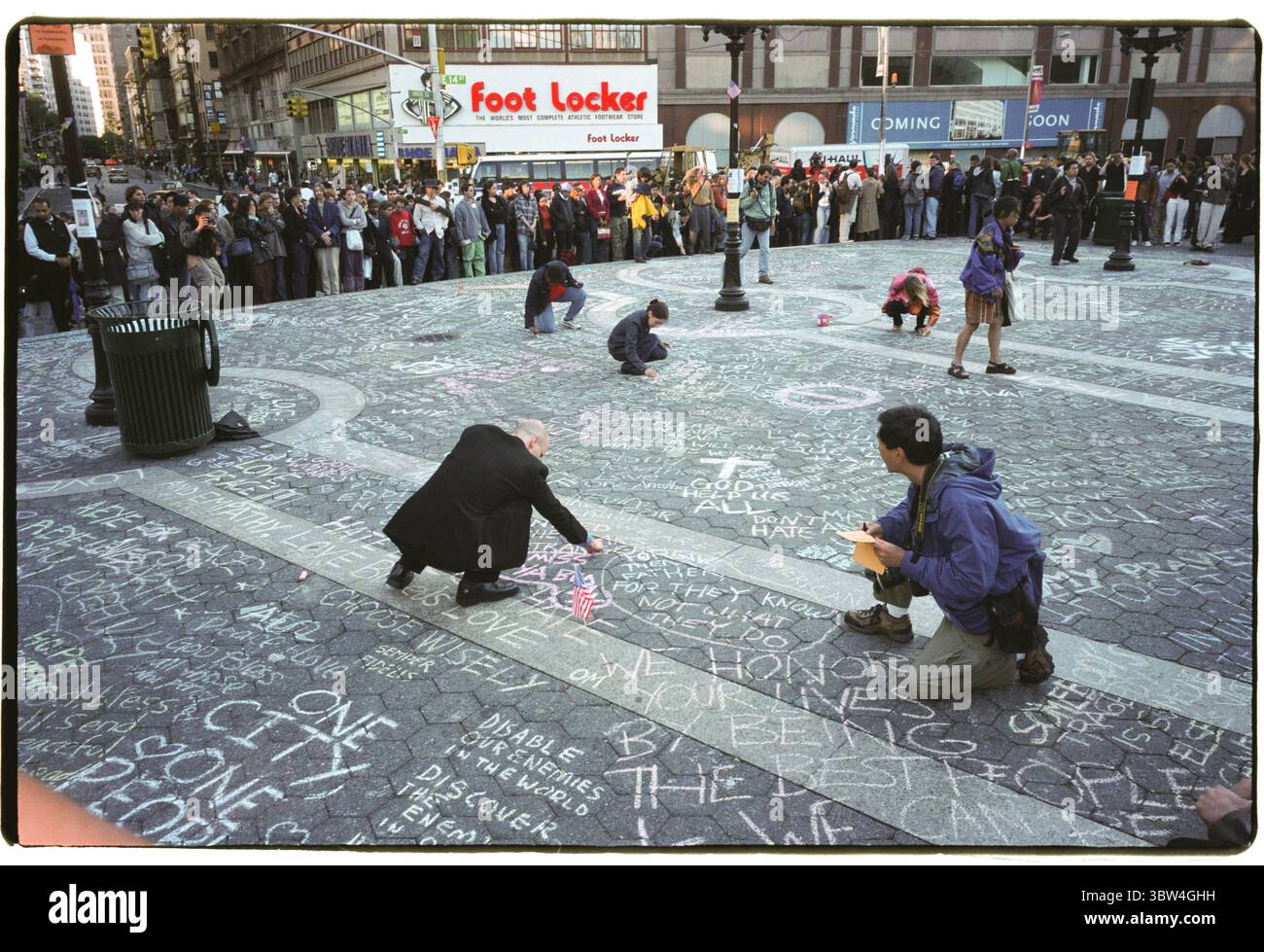 22 maggio 2018, New York, NY, USA: Writings on the Ground at Union Square after 9/11 September 11 The Falling of the World Trade Center Twin Towers, Union Square, New York, New York, 13 settembre, 2001. fotografia Â© Beowulf Sheehan (immagine di credito: © Beowulf Sheehan/ZUMA Wire) Foto Stock