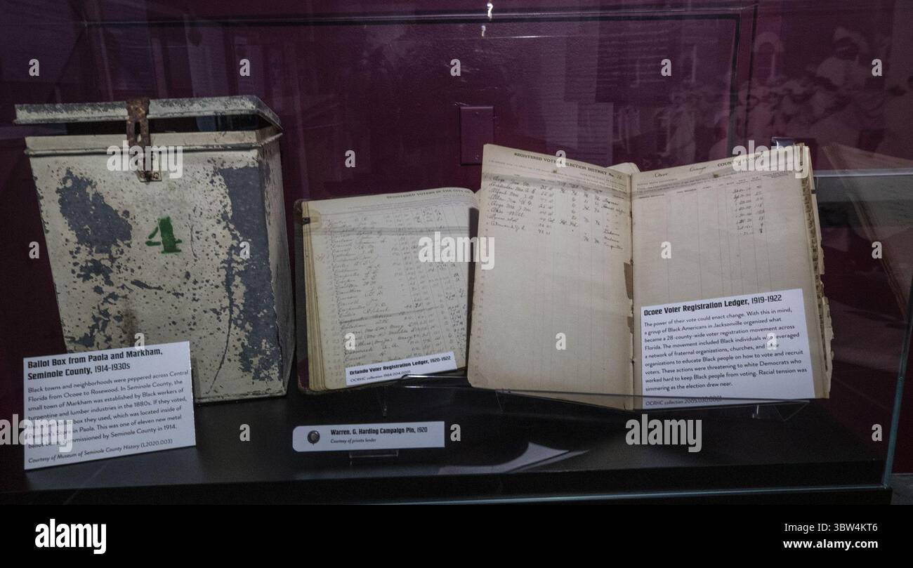 5 novembre 2020, Florida, Stati Uniti d'America: Due registri di registrazione degli elettori e un ballot box dei primi anni del XIX secolo sono tra i manufatti esposti alla mostra del massacro di Ocoee presso l'Orange County Regional History Center. L'incidente del 1920 è iniziato quando a un uomo nero è stato rifiutato il suo diritto di voto. (Immagine di credito: © TNS via cavo ZUMA) Foto Stock