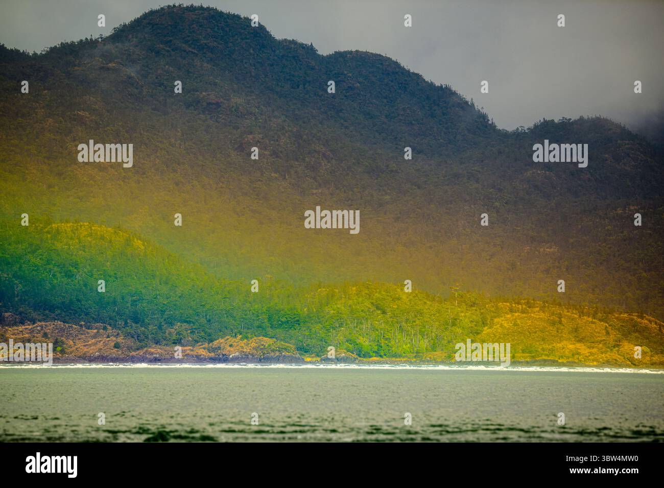 Debole arcobaleno nel fiordo di buccia, fiordo di buccia, Magallenes, Cile, Foto Stock