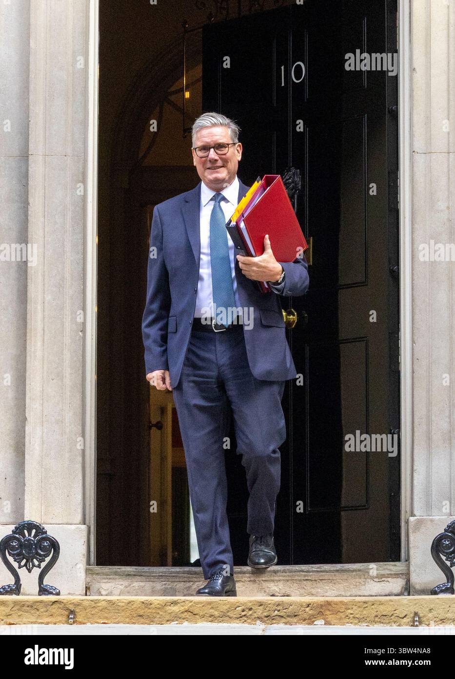 Londra, Regno Unito. 16 luglio 2025. Il primo Ministro, Keir Starmer, lascia Downing Street al numero 10 per andare in Parlamento. Affronterà Kemi Badenoch attraverso la scatola di spedizione per l'ultima volta prima della pausa estiva. Crediti: Mark Thomas/Alamy Live News Foto Stock