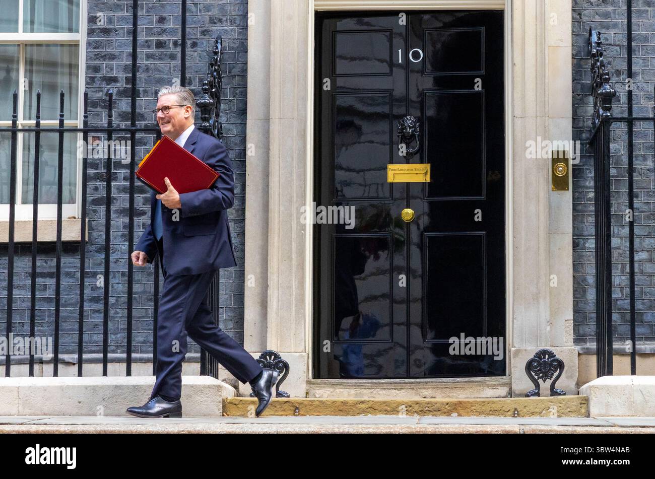 Londra, Regno Unito. 16 luglio 2025. Il primo Ministro, Keir Starmer, lascia Downing Street al numero 10 per andare in Parlamento. Affronterà Kemi Badenoch attraverso la scatola di spedizione per l'ultima volta prima della pausa estiva. Crediti: Mark Thomas/Alamy Live News Foto Stock