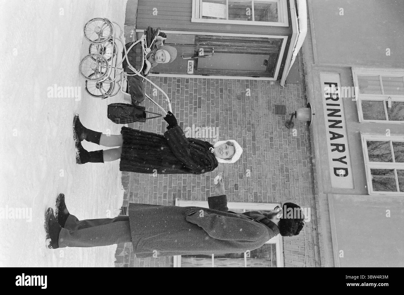 Attuale 6-7-1970: Il villaggio che ha smesso di fumare. Il giornale svedese Aftonbladet ha sfidato la piccola comunità rurale di Frinnaryd a Småland a smettere di fumare. Frinnaryd accettò la sfida. Il 16 novembre 109 persone hanno smesso, e quasi tre mesi dopo solo venti di loro avevano ricominciato a fumare. Irja Fagerlund ha rinunciato al tabacco - per sempre. Sta gestendo lo svezzamento relativamente bene, ma il marito lotta duramente. E' difficile tenere le mani ferme tutto il tempo. Foto: Aage Storløkken / Aktuell / NTB ***la foto non è stata elaborata*** Foto Stock