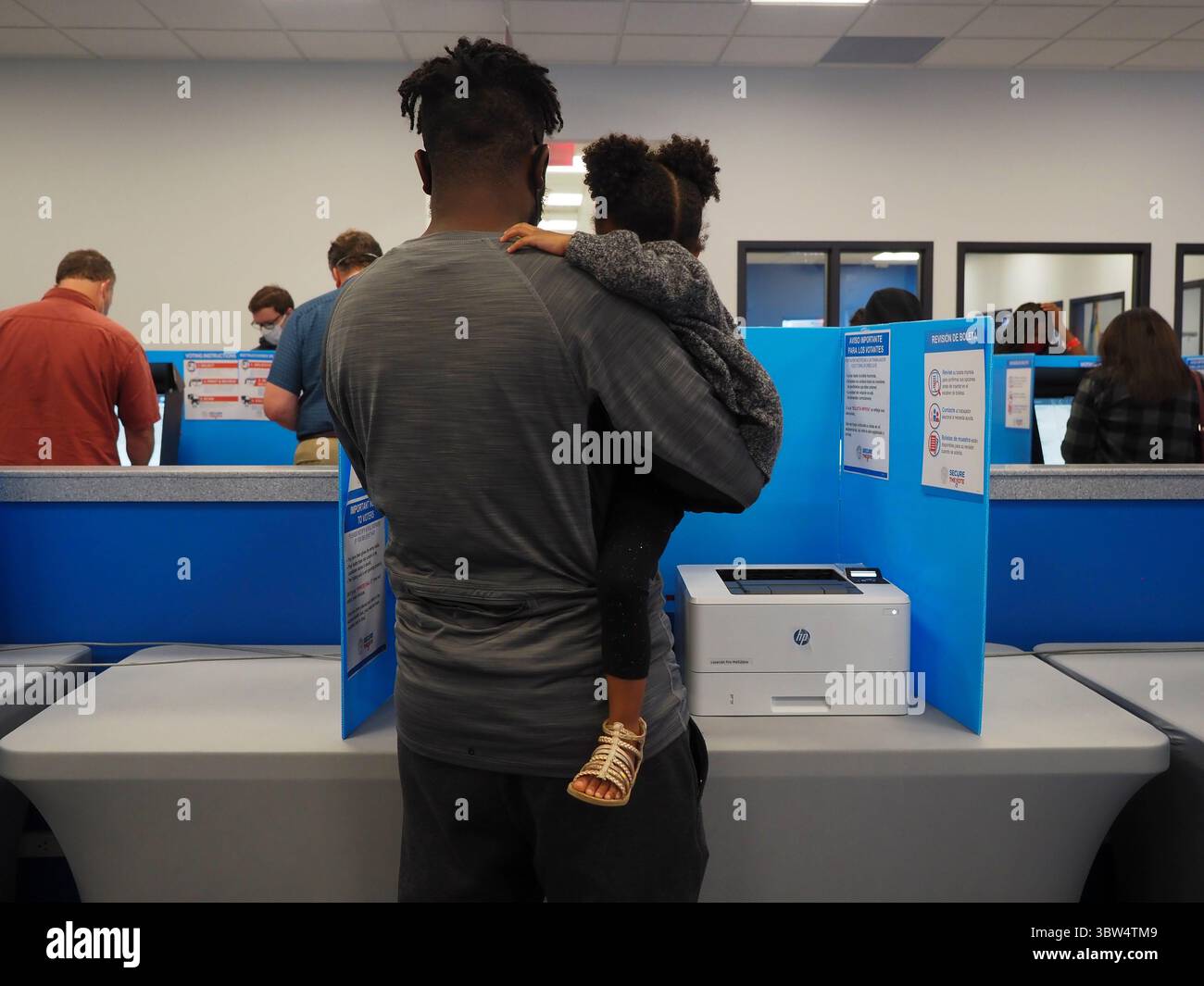 26 ottobre 2020, Lawrenceville, Georgia, USA: Un padre porta sua figlia a votare nella contea di Gwinnett. (Immagine di credito: © sue Dorfman/ZUMA Wire) Foto Stock