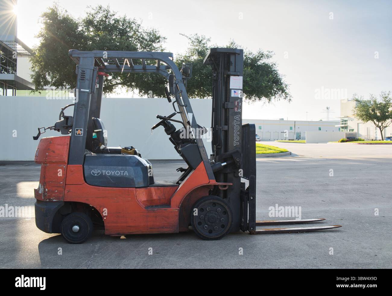 Houston, Texas USA 07-13-2025: Carrello elevatore Toyota parcheggiato all'esterno del magazzino, vista sul lato business. Foto Stock