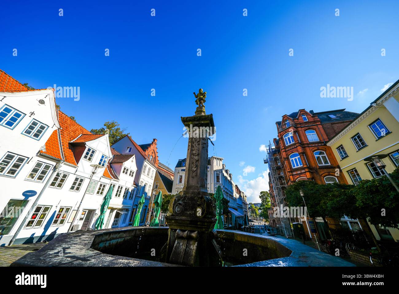 Vista degli edifici storici e dell'area circostante a Flensburg, una città dello Schleswig-Holstein. Foto Stock