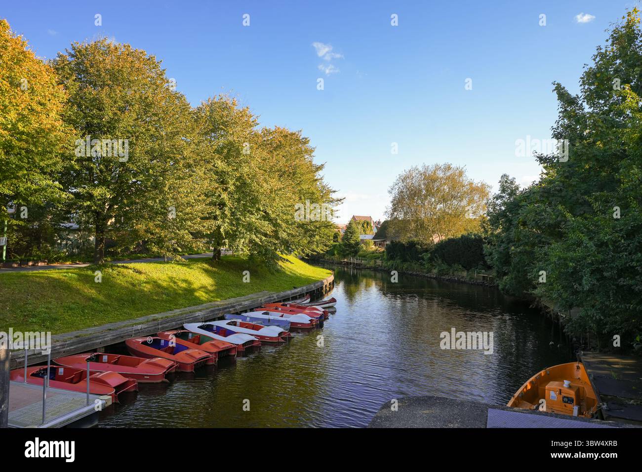 Vista del canale e dell'area circostante a Friedrichstadt, una stazione climatica della Frisia settentrionale. Foto Stock