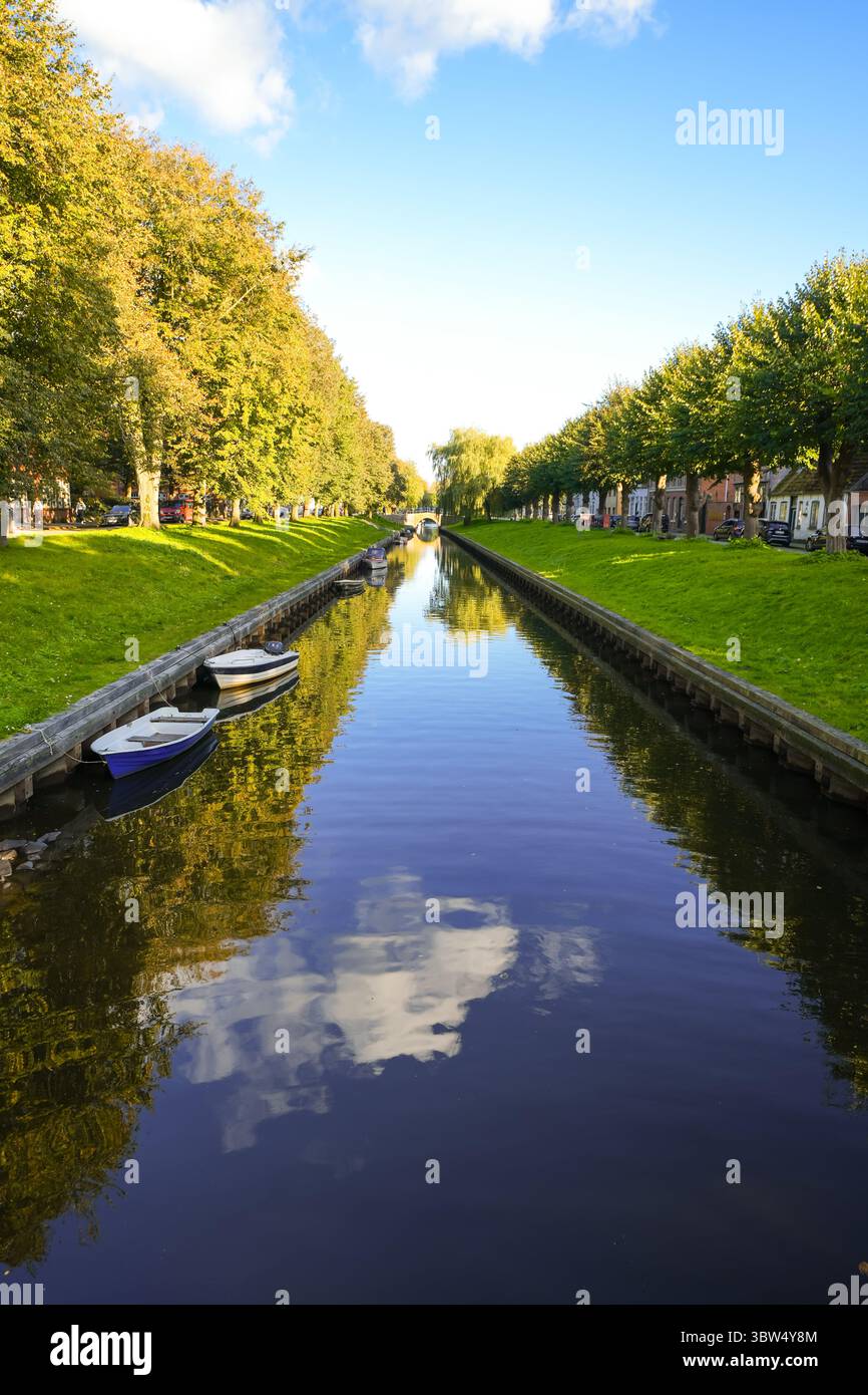 Vista del canale e dell'area circostante a Friedrichstadt, una stazione climatica della Frisia settentrionale. Foto Stock