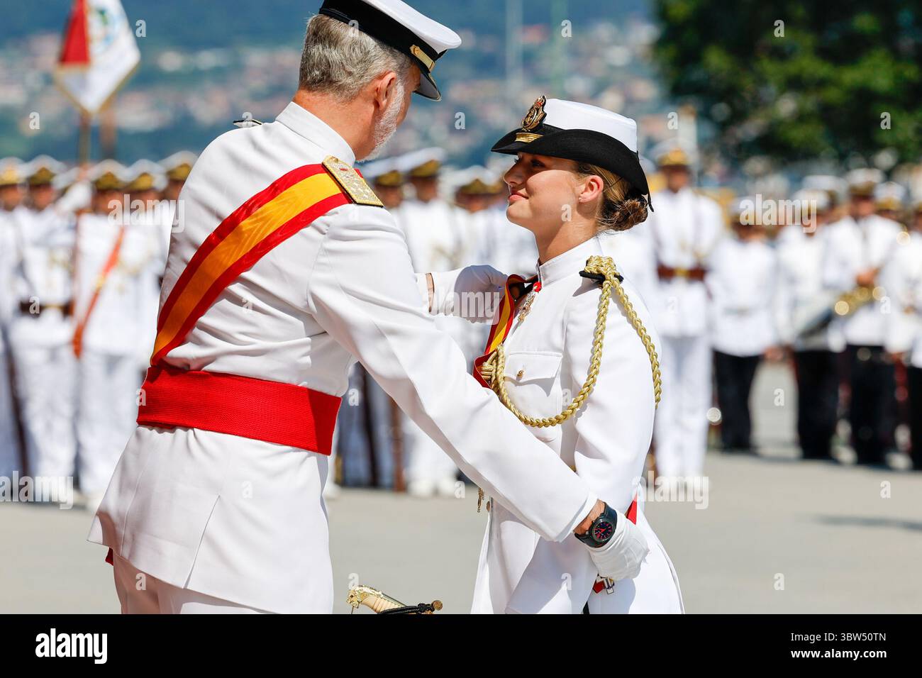 Principessa Leonor, e re Felipe vi, durante la cerimonia di consegna degli appuntamenti ai nuovi ufficiali della Marina, presso la Scuola Navale di Marin, il 1 Foto Stock