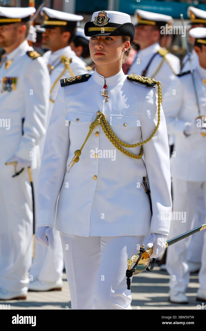 Principessa Leonor, e re Felipe vi, durante la cerimonia di consegna degli appuntamenti ai nuovi ufficiali della Marina, presso la Scuola Navale di Marin, il 1 Foto Stock