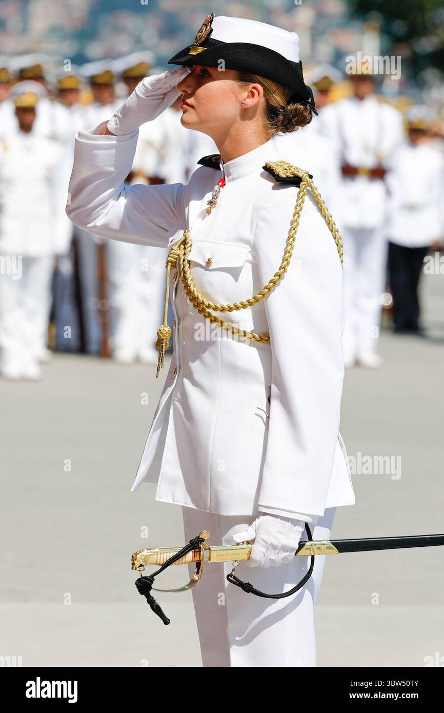 Principessa Leonor, e re Felipe vi, durante la cerimonia di consegna degli appuntamenti ai nuovi ufficiali della Marina, presso la Scuola Navale di Marin, il 1 Foto Stock