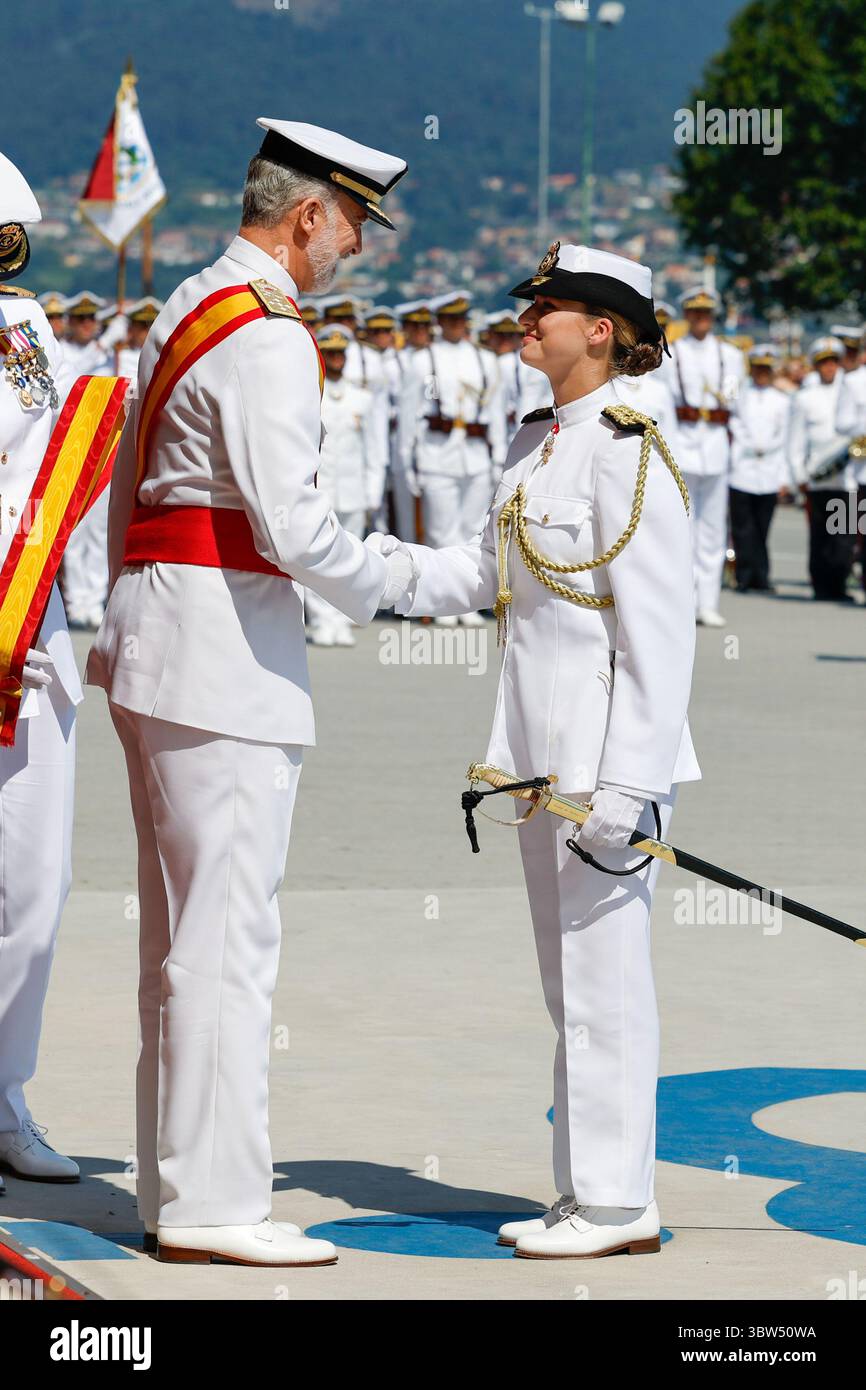 Principessa Leonor, e re Felipe vi, durante la cerimonia di consegna degli appuntamenti ai nuovi ufficiali della Marina, presso la Scuola Navale di Marin, il 1 Foto Stock