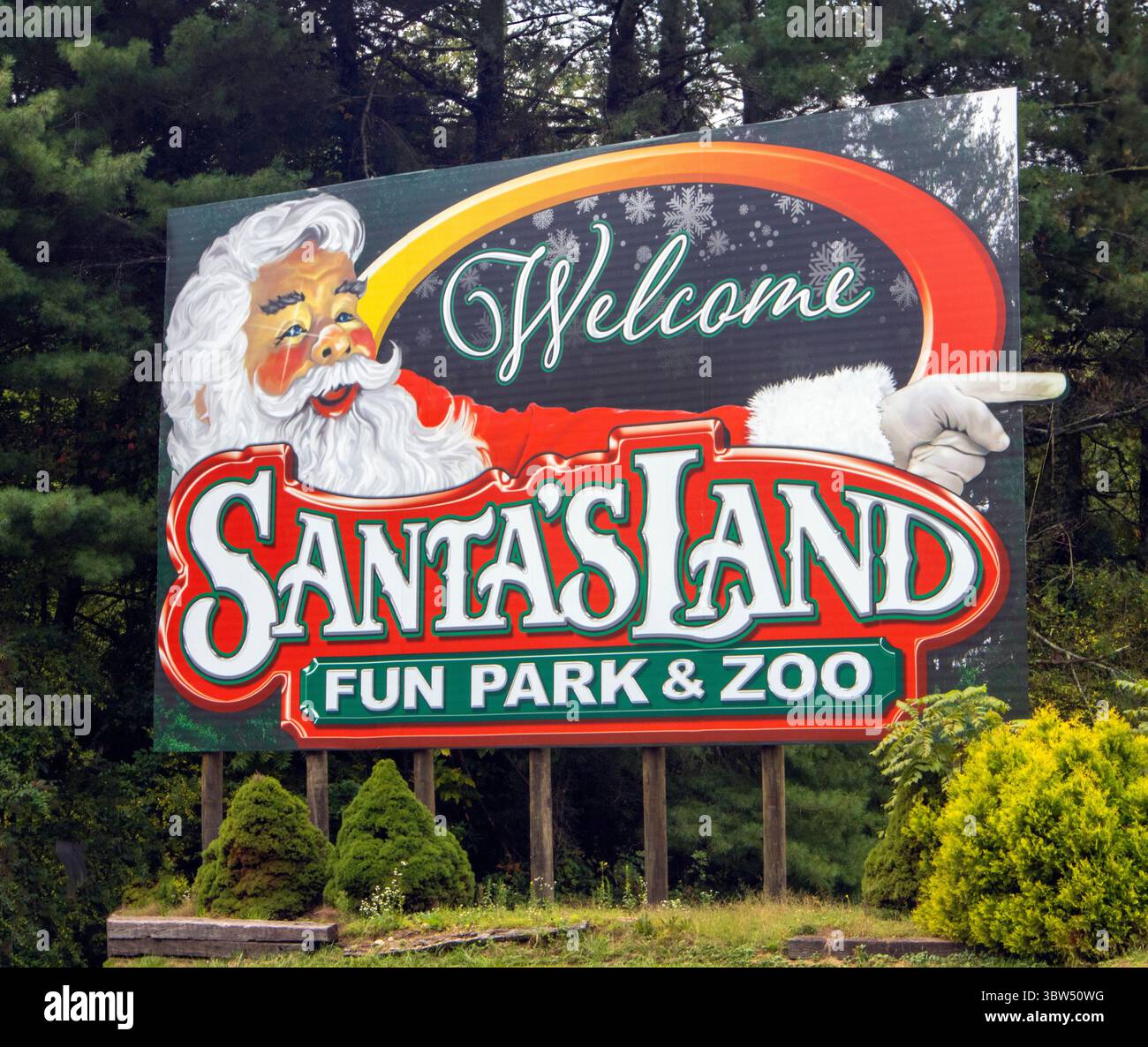 Insegna di Santa's Land a Cherokee, North Carolina, un nostalgico benvenuto in un parco divertimenti a tema vintage a tema natalizio nelle Smokies. Foto Stock