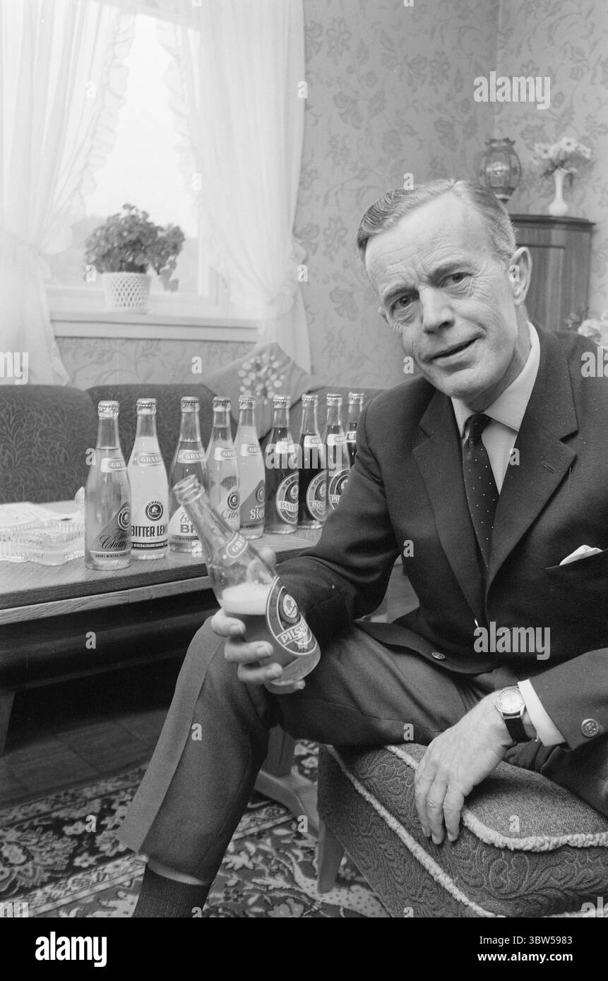 Attuale 42-7-1966 : tempesta in un bicchiere di birra.il proprietario della birreria Guttorm Gran a Sandefjord ha ridotto i prezzi della birra e dell'acqua minerale dal 19 al 39%. Finora, è stato solo nelle vendite di birra nel distretto. Le birrerie di Oslo rispondono inondando Sandefjord con birra Schous, Ringnes e Frydenlunds – a prezzo pieno. Anche Farris AS a Larvik sta arrivando a Sandefjord, senza riduzioni di prezzo. - Il proprietario del birrificio Guttorm Gran a Sandefjord, che crede che i prezzi della birra siano stati troppo alti per troppo tempo. Vuole una guerra dei prezzi. Foto: Sverre A. Børretzen / Current / NTB *il testo è auto trans Foto Stock