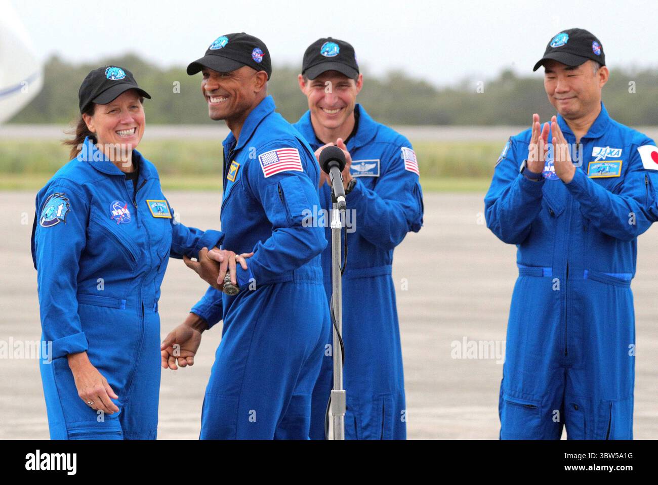 8 novembre 2020, Kennedy Space Center, FL, USA: L'equipaggio della missione SpaceX Crew-1 arriva domenica 8 novembre 2020 al Kennedy Space Center, Florida, per prepararsi al lancio previsto per il 14 novembre. Da sinistra, lo specialista della missione Shannon Walker, il pilota Victor Glover, il comandante della navicella spaziale Michael Hopkins e lo specialista della missione Soichi Noguchi. (Immagine di credito: © TNS via cavo ZUMA) Foto Stock