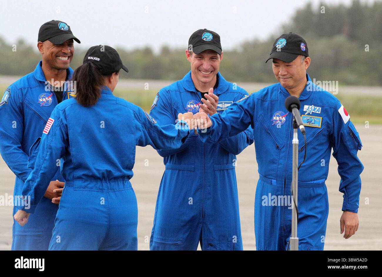 8 novembre 2020, Kennedy Space Center, FL, USA: L'equipaggio della missione SpaceX Crew-1 Bump domenica 8 novembre 2020 al Kennedy Space Center, Florida, per prepararsi al lancio previsto per il 14 novembre. Da sinistra, il pilota Victor Glover, lo specialista di missione Shannon Walker, il comandante della navicella spaziale Michael Hopkins e lo specialista di missione Soichi Noguchi. (Immagine di credito: © TNS via cavo ZUMA) Foto Stock