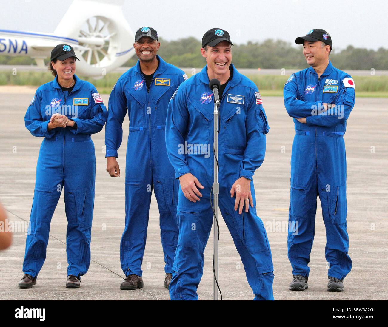 8 novembre 2020, Kennedy Space Center, FL, USA: L'equipaggio della missione SpaceX Crew-1 parla con i media dopo l'arrivo domenica 8 novembre 2020 al Kennedy Space Center, Florida, per prepararsi al lancio previsto per il 14 novembre. Da sinistra, lo specialista della missione Shannon Walker, il pilota Victor Glover, il comandante della navicella spaziale Michael Hopkins e lo specialista della missione Soichi Noguchi. (Immagine di credito: © TNS via cavo ZUMA) Foto Stock