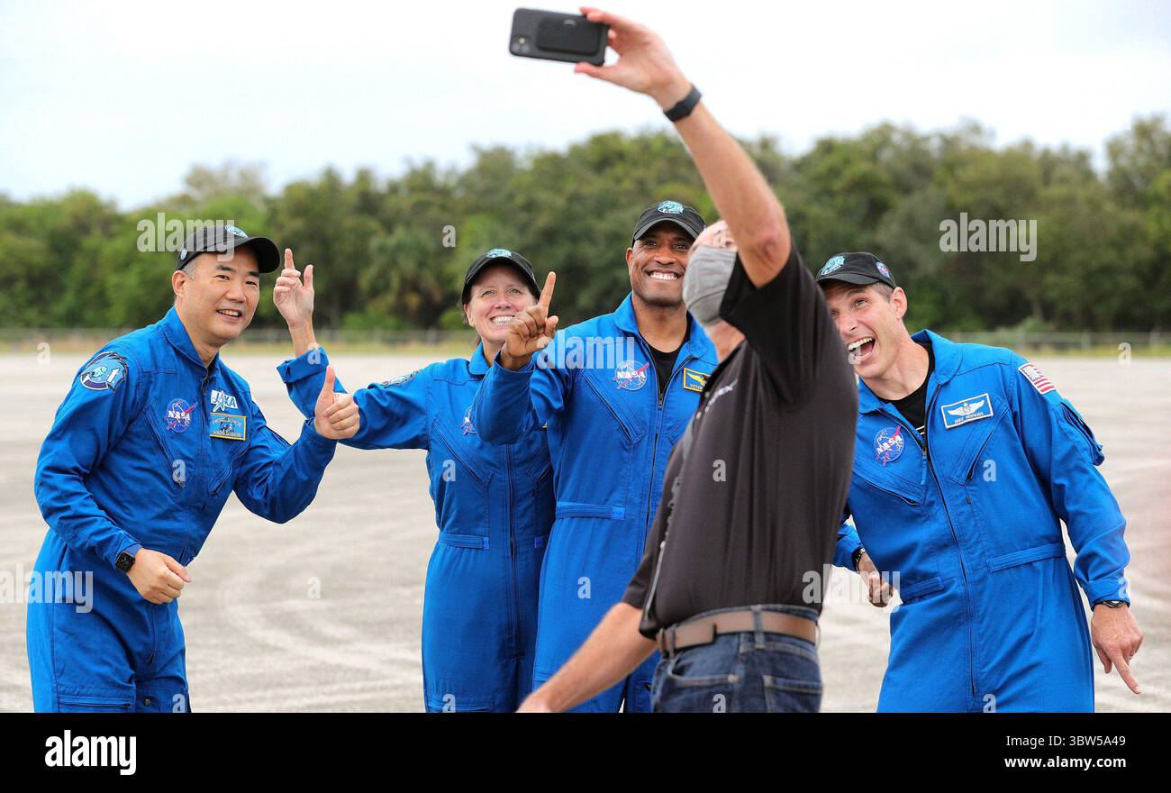8 novembre 2020, Kennedy Space Center, Florida, USA: L'equipaggio della missione SpaceX Crew-1 per un selfie con un dipendente SpaceX dopo essere arrivato al Kennedy Space Center, per prepararsi al lancio previsto per il 14 novembre. Da sinistra, lo specialista della missione SOICHI NOGUCHI, lo specialista della missione SHANNON WALKER, il pilota VICTOR GLOVER e il comandante della navicella spaziale MICHAEL HOPKINS. (Immagine di credito: © Joe Burbank/Orlando Sentinel/TNS tramite filo ZUMA) Foto Stock