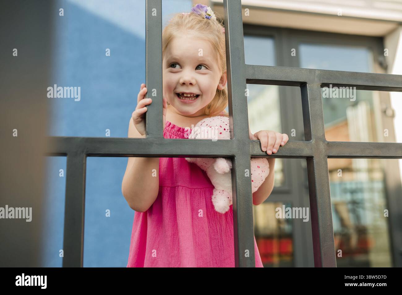 Buon niedlichen gentile Maedchen mit Spass im Sommer im Freien. Kinder und Generation Alpha Konzept Foto Stock
