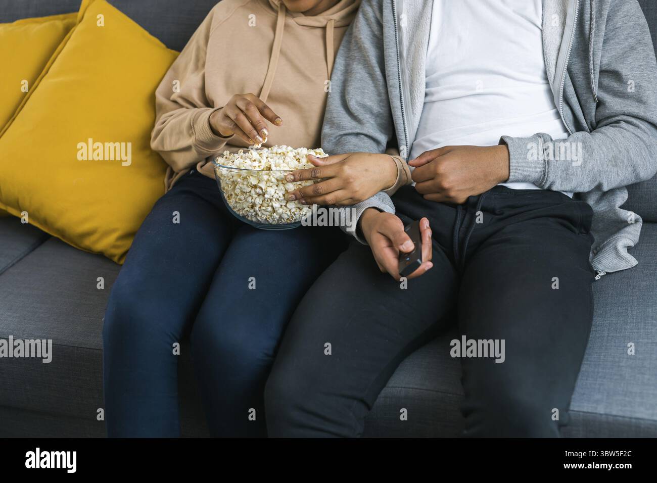 Die Fernbedienung ist auf den Fernsehbildschirm gerichtet, zur Steuerung und Auswahl der Fernsehunterhaltung. Konzept fuer TV, Serien und Streamingdie Foto Stock