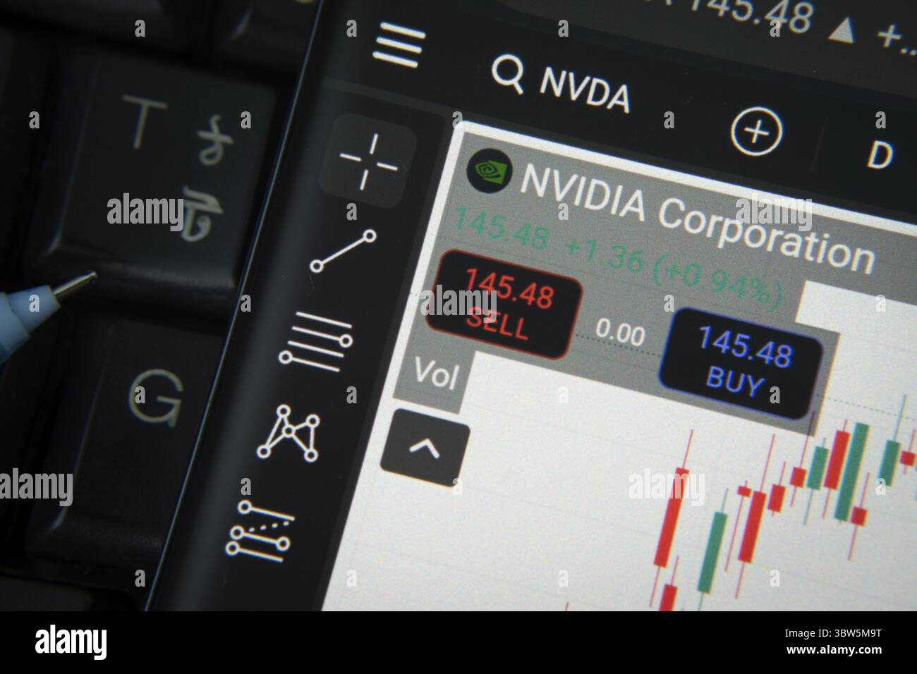 Dhaka, Bangladesh - 20 giugno 2025: Informazioni sul trading azionario NVIDIA Corporation su smartphone tramite tastiera Foto Stock