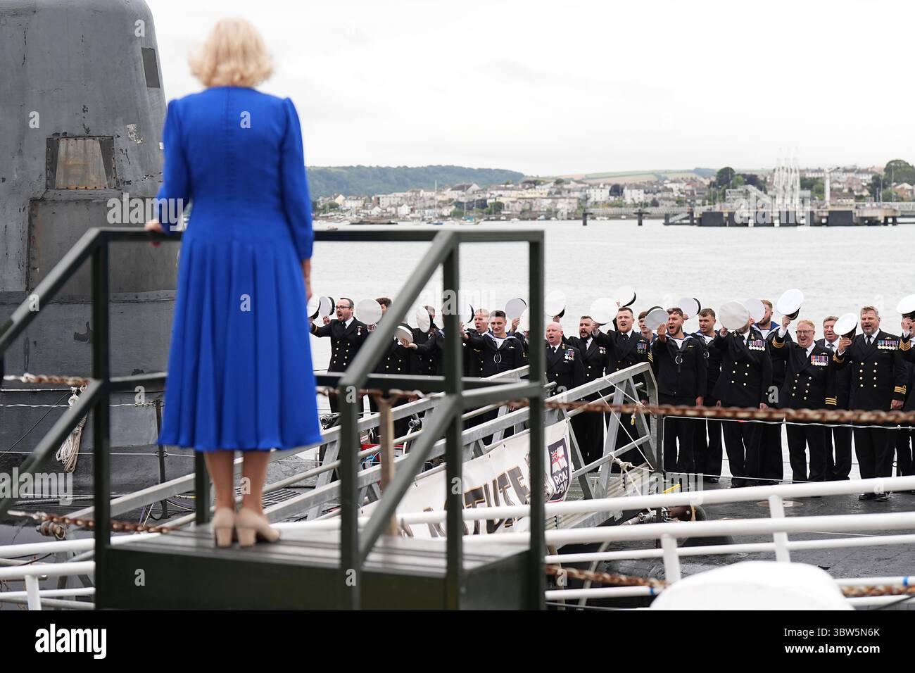 La compagnia della nave regala una tradizionale "Cheer Ship" della Royal Navy per la regina Camilla, Lady Sponsor della HMS Astute, durante una visita alla HMNB Devonport a Plymouth, Devon, per segnare la fine della prima commissione del sottomarino, che è la prima commissione più lunga di qualsiasi sottomarino della Royal Navy nella storia, con oltre 15 anni. Data foto: Mercoledì 16 luglio 2025. Foto Stock