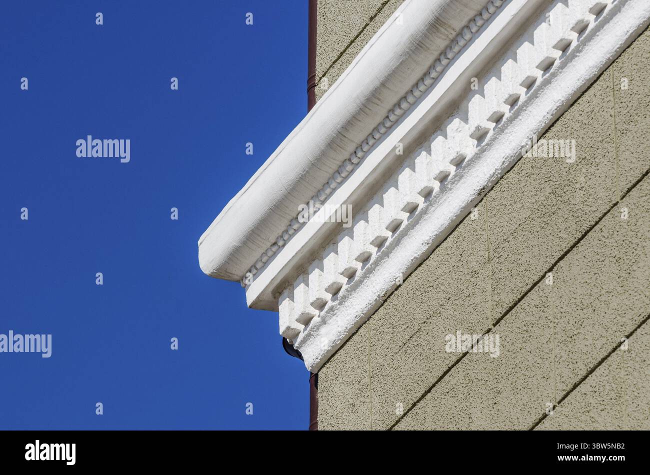 Cornice in stucco bianco su una parete di cemento intonacato verde chiaro Foto Stock