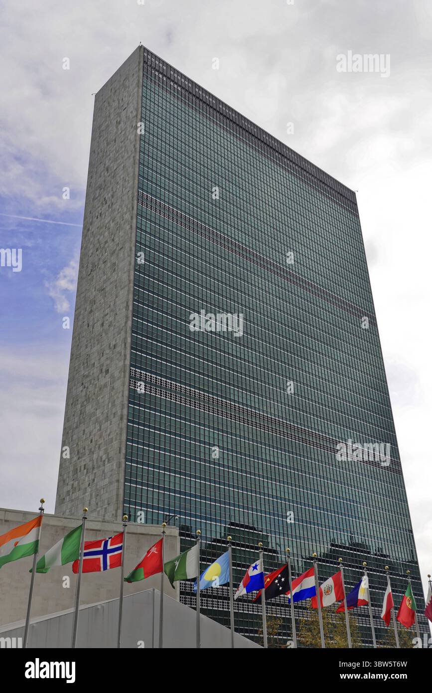 Sede delle Nazioni Unite, East River, Manhattan, una via delle bandiere degli stati membri delle Nazioni Unite vicino a una strada, New York City, New York, USA, Foto Stock
