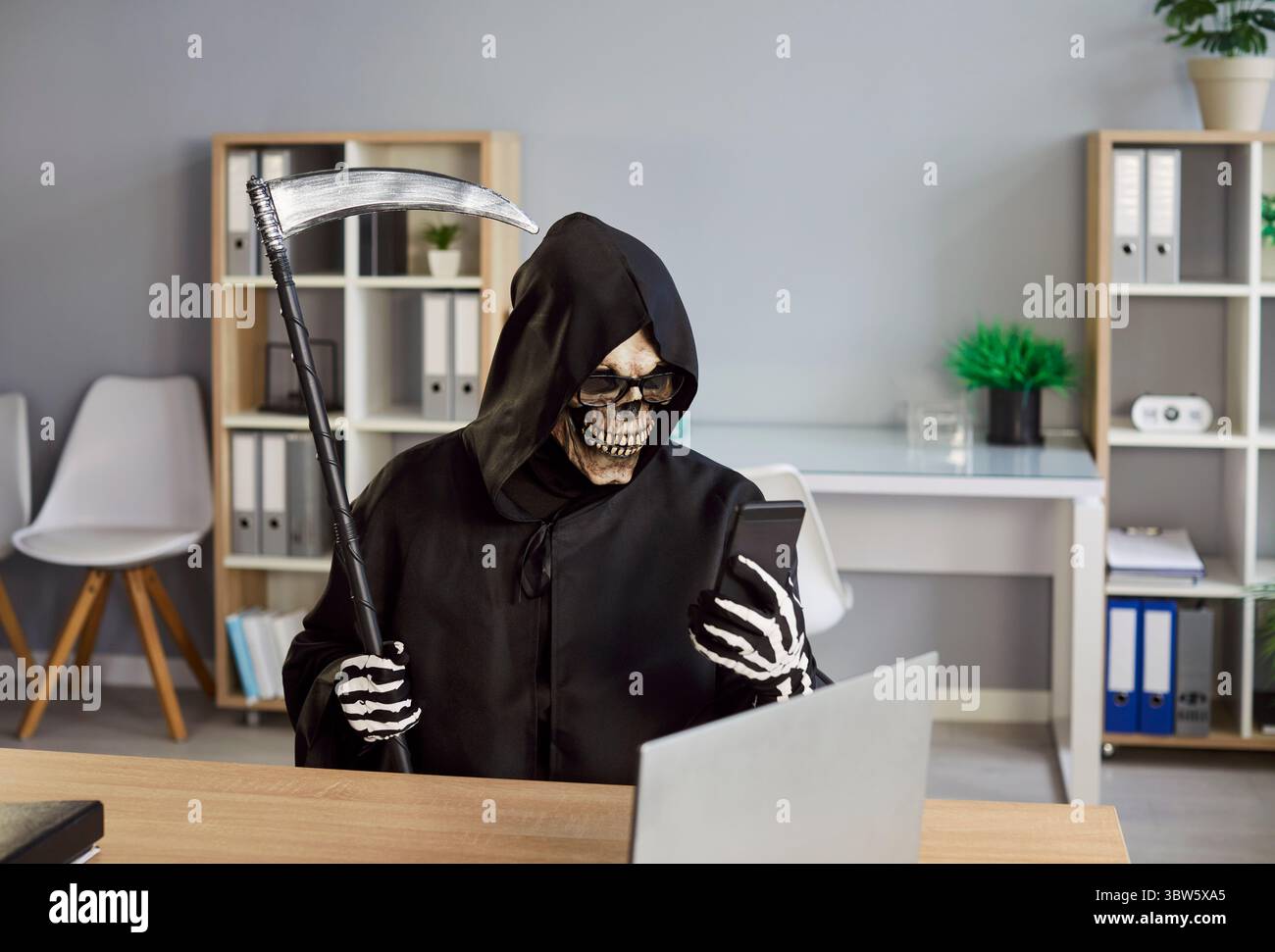 Crimine dei telefoni cellulari, mietitore della morte trovare una nuova vittima online, truffa Internet truffa dei crimini informatici Foto Stock