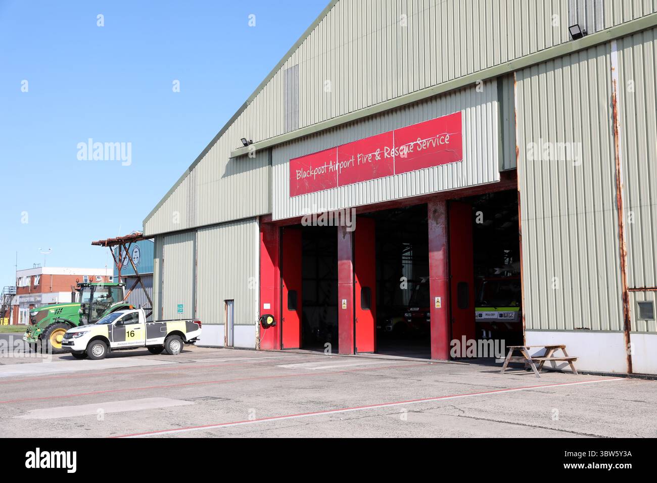 Vista aerea del servizio antincendio e di soccorso dell'aeroporto di Blackpool nell'Hangar 1 dell'aeroporto di Blackpoolo Foto Stock