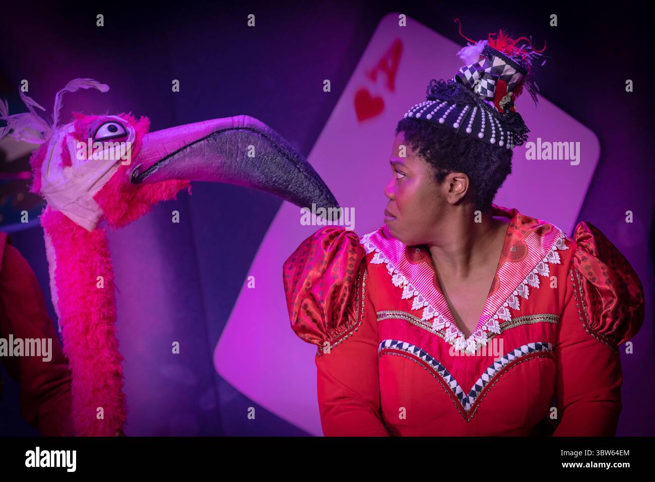 Londra, Regno Unito. 16 luglio 2025. Alice nel paese delle meraviglie al Marylebone Theatre. Con Honey Gabriel (nella foto), questa produzione di fama internazionale dà vita al delizioso caos di Lewis Carroll con straordinari burattini, costumi squisiti e scenografie. Diretto da Nate Bertone per la DEM Productions e Ethan Walker per Broadway Haus. Alice in Wonderland si esibisce: 12 luglio - 31 agosto. Crediti: Guy Corbishley/Alamy Live News Foto Stock