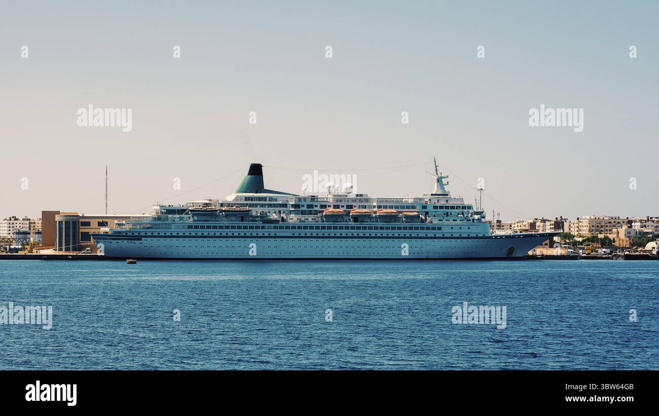 Grande nave da crociera nel Mar Rosso in Egitto Foto Stock