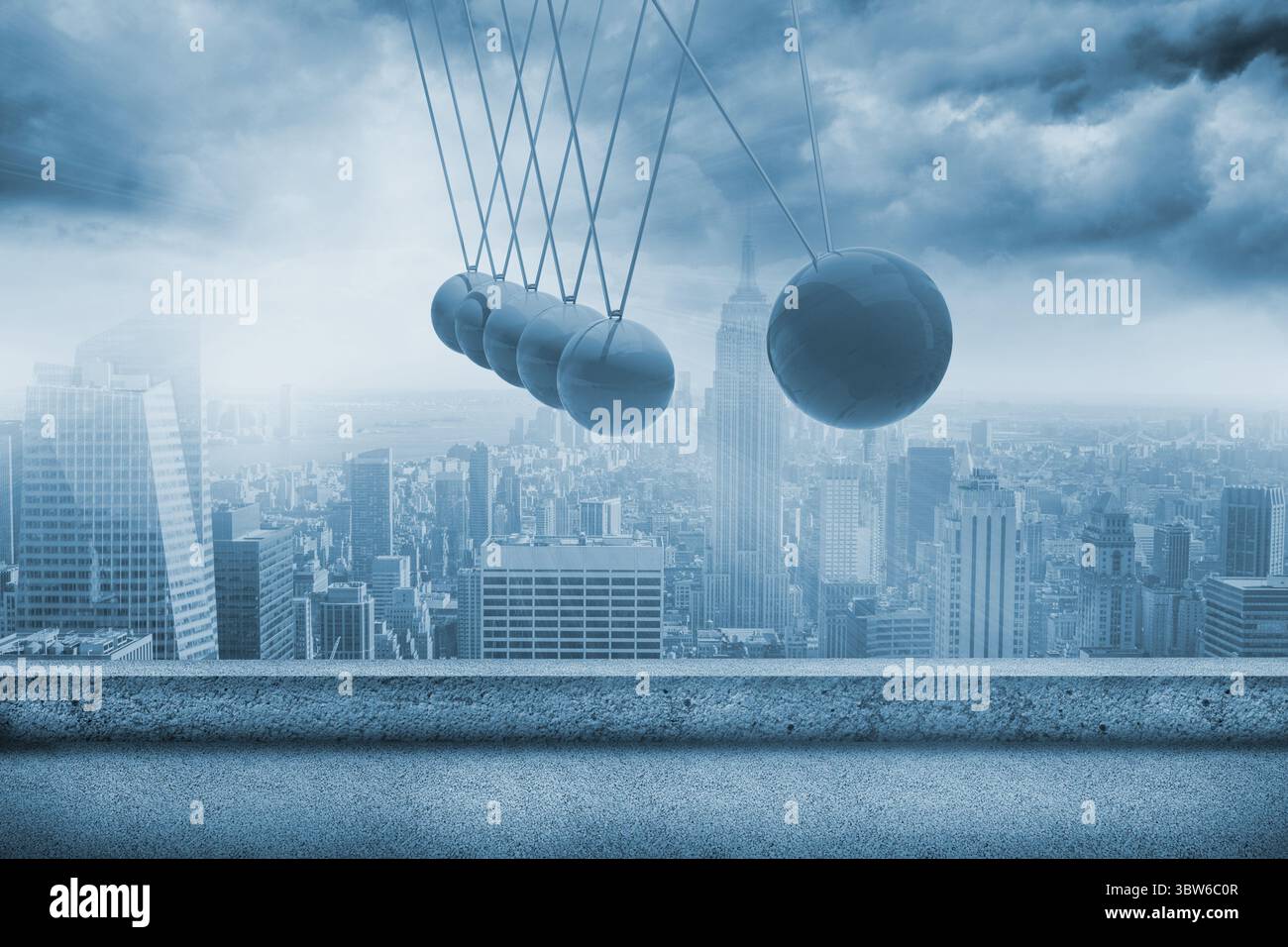 Newton culla al di sopra di città Foto Stock