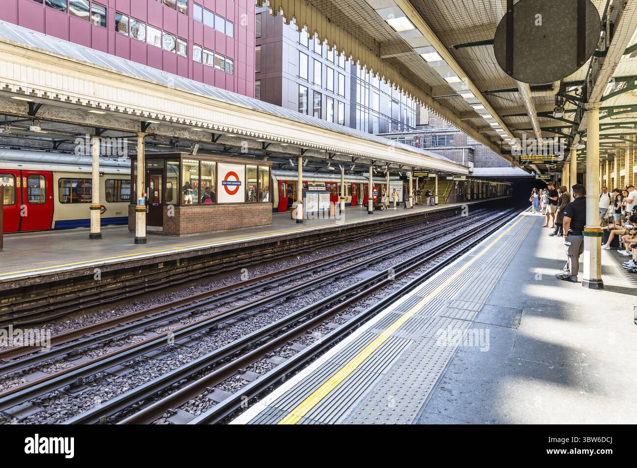 Scopri High Street Kensington Station a Londra con il suo design classico, le piattaforme all'aperto e il fascino urbano Foto Stock