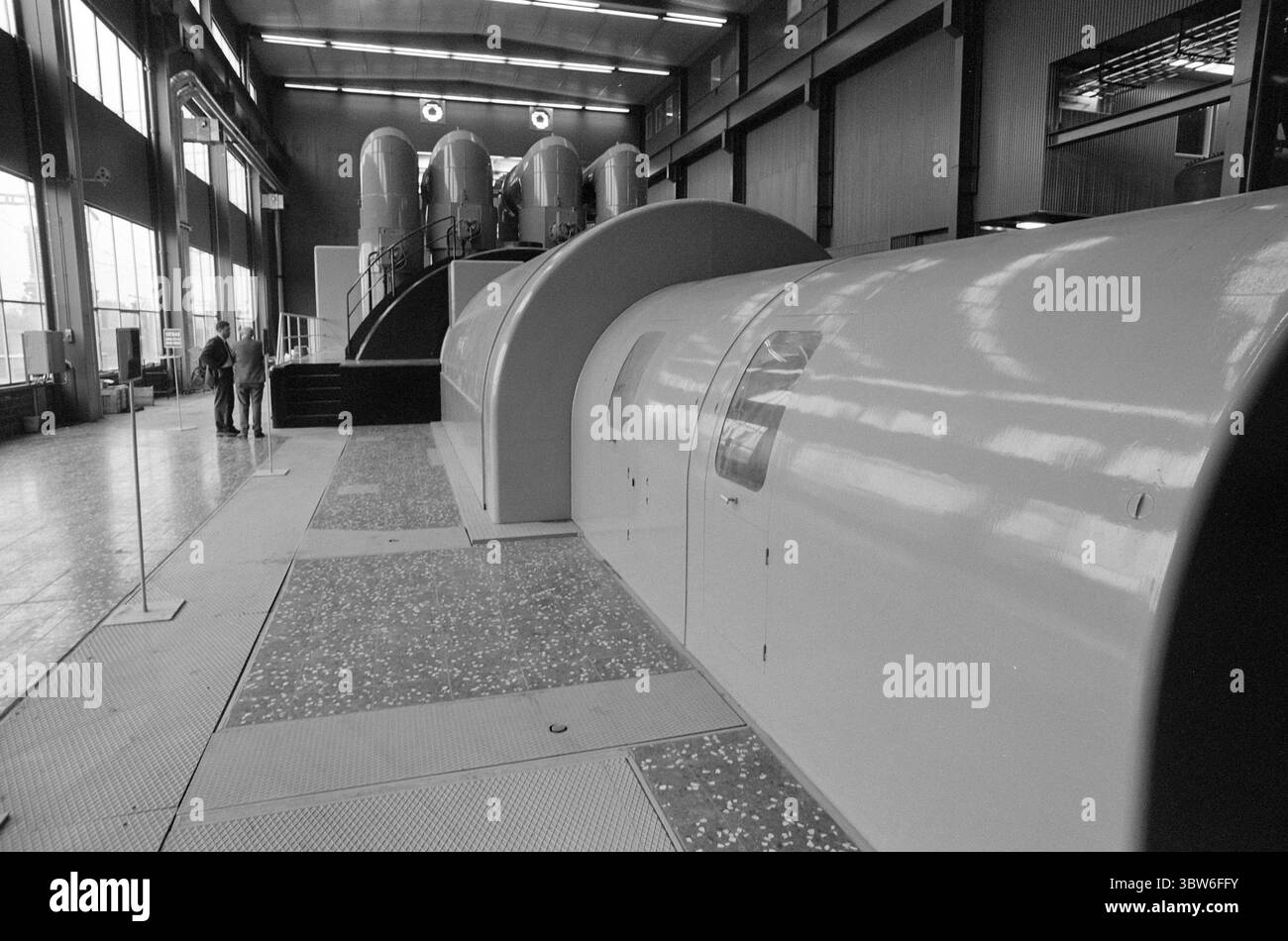 Corrente 42-4-1970 : la potenza petrolifera fornisce una città pulita. La costruzione di centrali elettriche non è sempre necessaria alla distruzione naturale e ai disturbi ambientali. A Västerås, in Svezia, il fabbisogno energetico e termico è stato coperto dalla costruzione di una centrale petrolifera collegata a una rete di teleriscaldamento. Il risultato: | oggi, Västerås può pubblicizzare con l'aria urbana più pulita della Svezia. Tutto il riscaldamento residenziale inquinante dell'aria con petrolio, carbone e legno è praticamente sparito. E il teleriscaldamento mantiene la neve e il ghiaccio fuori dalle strade. Nella sala turbine dell'impianto di cogenerazione. Qui ci sono dimensioni molto grandi e una Foto Stock