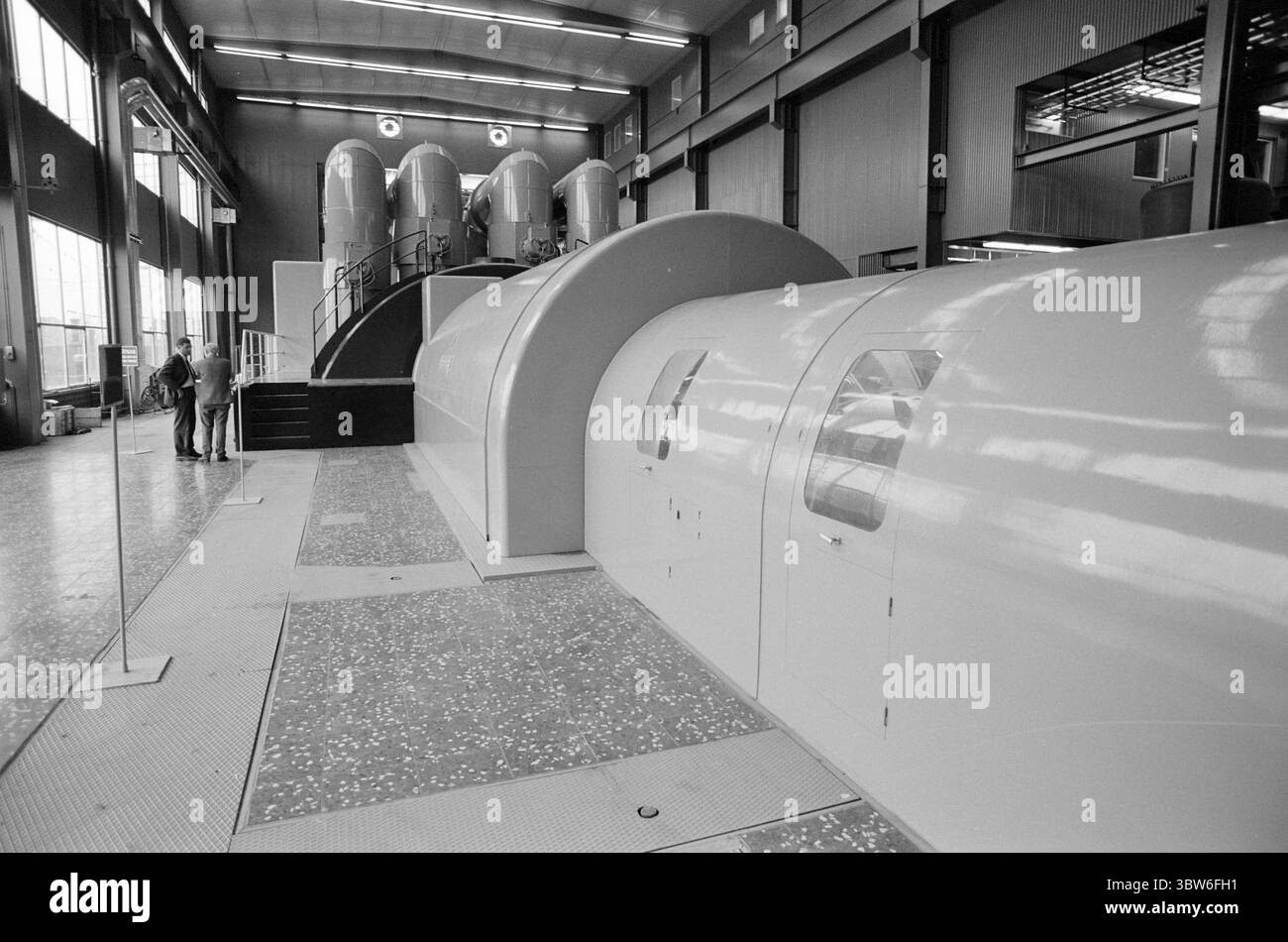 Corrente 42-4-1970 : la potenza petrolifera fornisce una città pulita. La costruzione di centrali elettriche non è sempre necessaria alla distruzione naturale e ai disturbi ambientali. A Västerås, in Svezia, il fabbisogno energetico e termico è stato coperto dalla costruzione di una centrale petrolifera collegata a una rete di teleriscaldamento. Il risultato: | oggi, Västerås può pubblicizzare con l'aria urbana più pulita della Svezia. Tutto il riscaldamento residenziale inquinante dell'aria con petrolio, carbone e legno è praticamente sparito. E il teleriscaldamento mantiene la neve e il ghiaccio fuori dalle strade. Nella sala turbine dell'impianto di cogenerazione. Qui ci sono dimensioni molto grandi e una Foto Stock