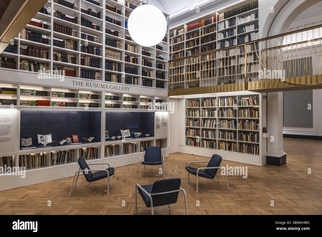 Intime aree studio con scaffali nel Victoria and Albert Museum. Londra, Regno Unito, 28 giugno 2023 Foto Stock